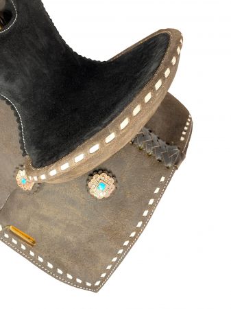 10" Double T Barrel style saddle with White buckstitch accents